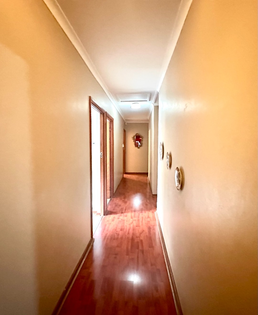 4 Bedroom Property for Sale in Glen Barrie Western Cape